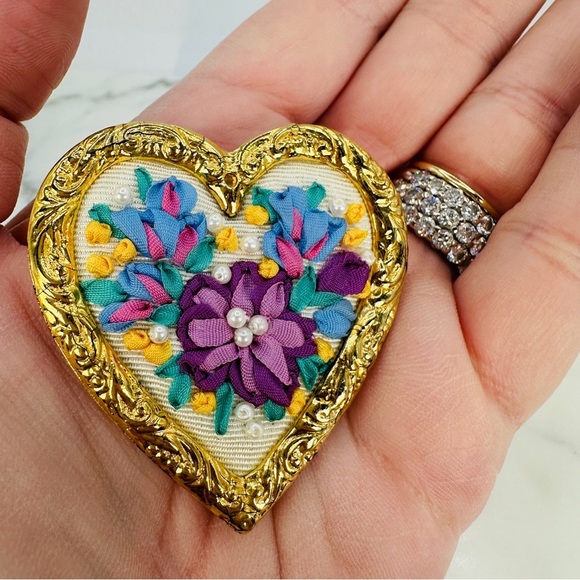 Embroidered Heart Brooch Pin Gold Framed Hand Stitched Flower Design Cottage - Picture 4 of 9